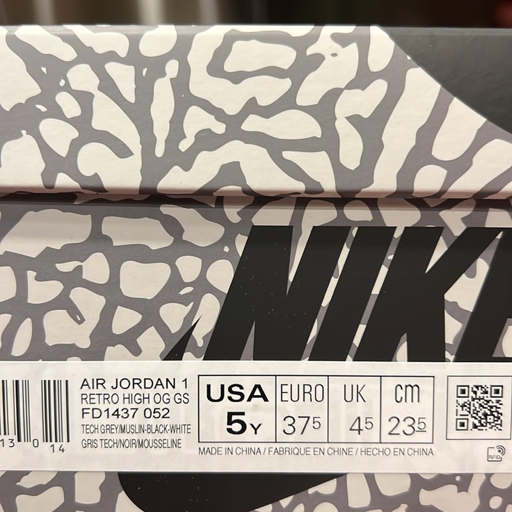 Nike Air Jordan 1 Retro High OG - Picture 9 of 10